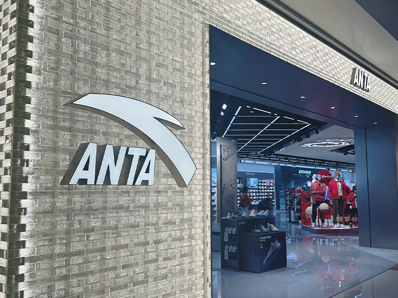 Illuminated 3D channel letters and lightbox for chain retail store